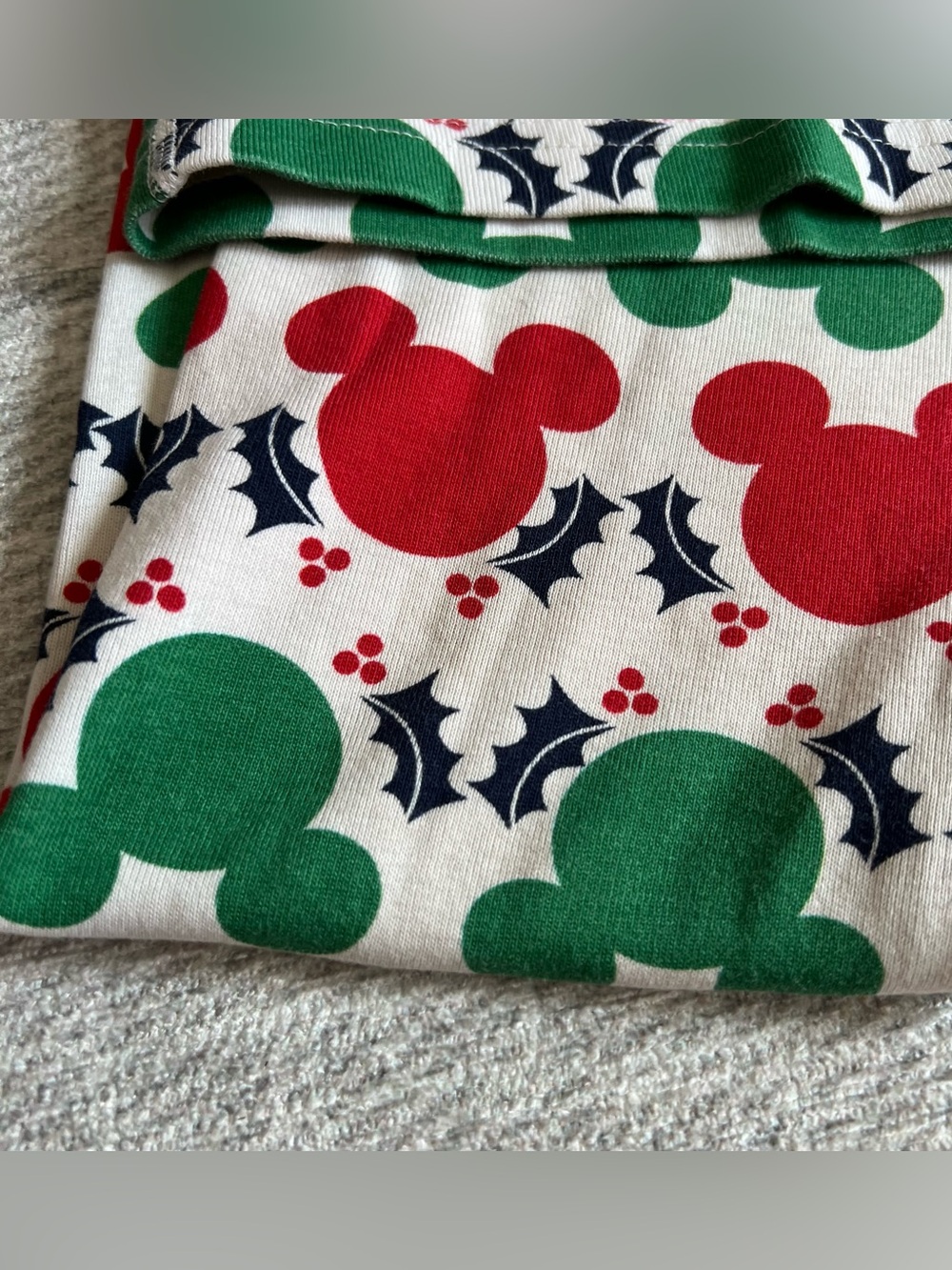 Hanna Andersson x Disney Red & Green Holiday Mickey Print Pajama Set Size 6/7 - Picture 6 of 7